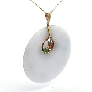 A delicate 14kt yellow gold chain necklace features a 20th-century lavender jade disc pendant. This vintage pendant is adorned with a small, decorative gold element that holds multicolored jade stones in green, red, and white hues, creating an elegant and subtle contrast to the minimalistic lavender jade.